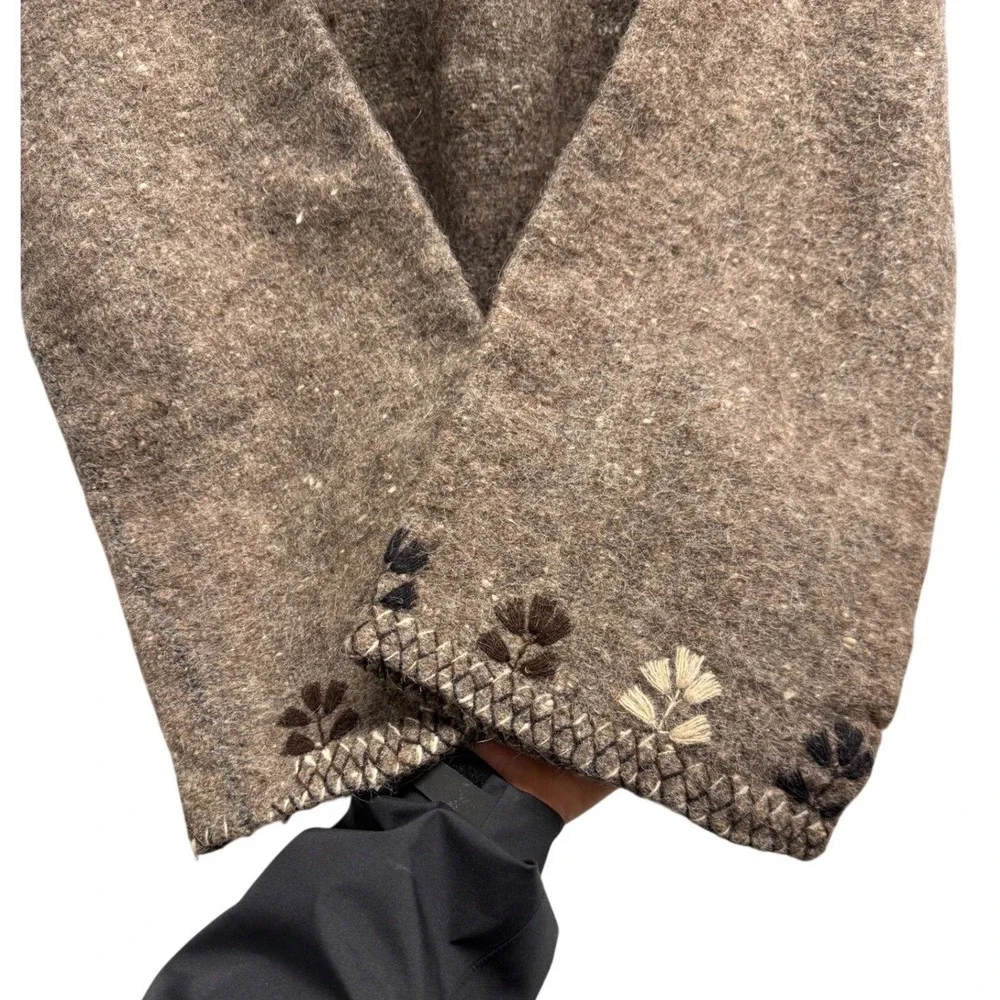 Vintage handmade Brown Wool‎ Floral Embroidered Folk Cardigan Sweater size M